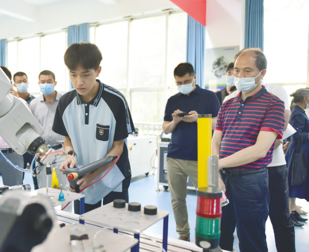 多元化的课程设置破解学用脱节经过深度的校企合作打通人才培育壁垒